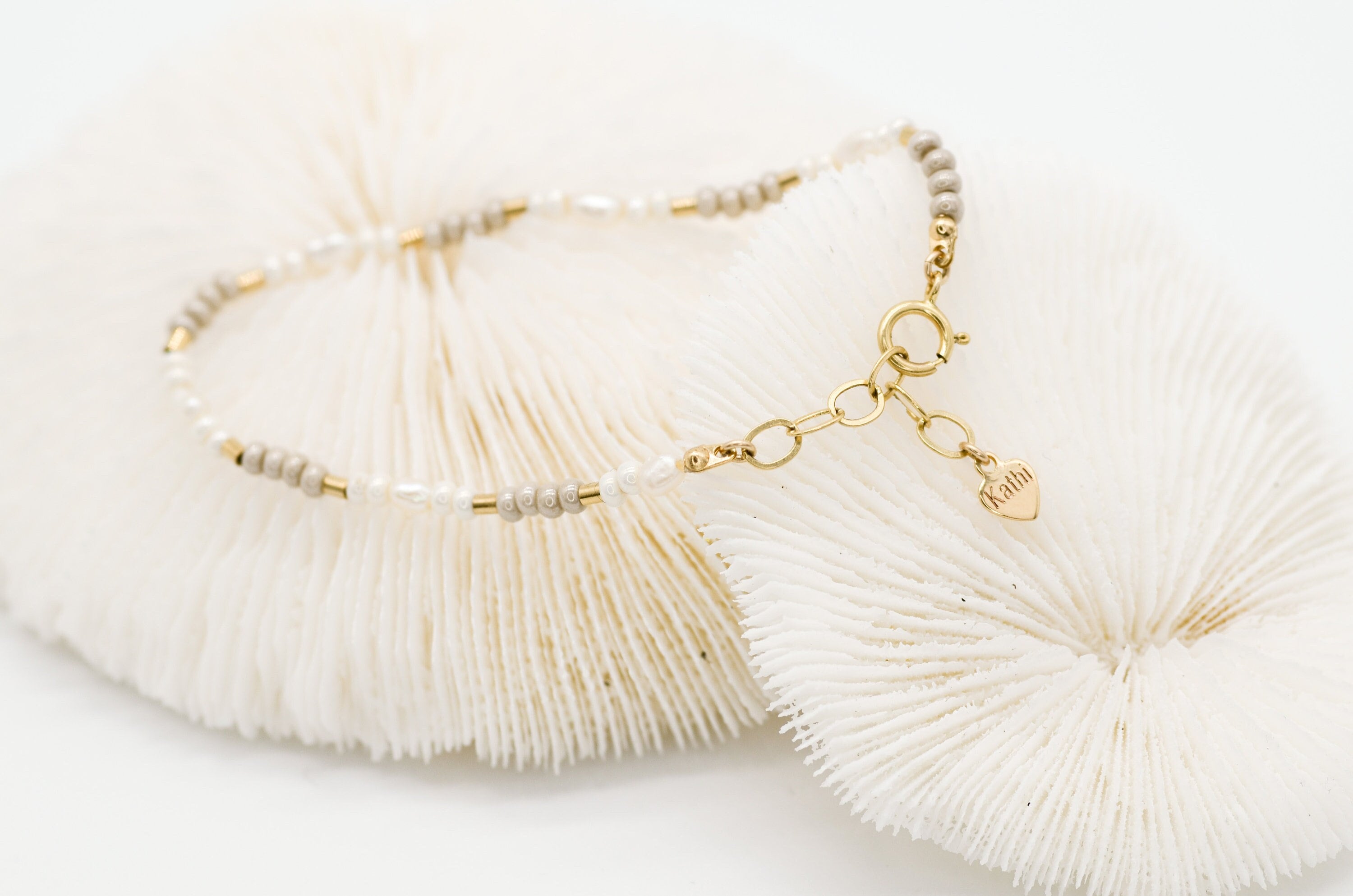 Perlenarmband personalisiert beige | Geschenk Trauzeugin / Brautjungfer | Vevique Jewelry