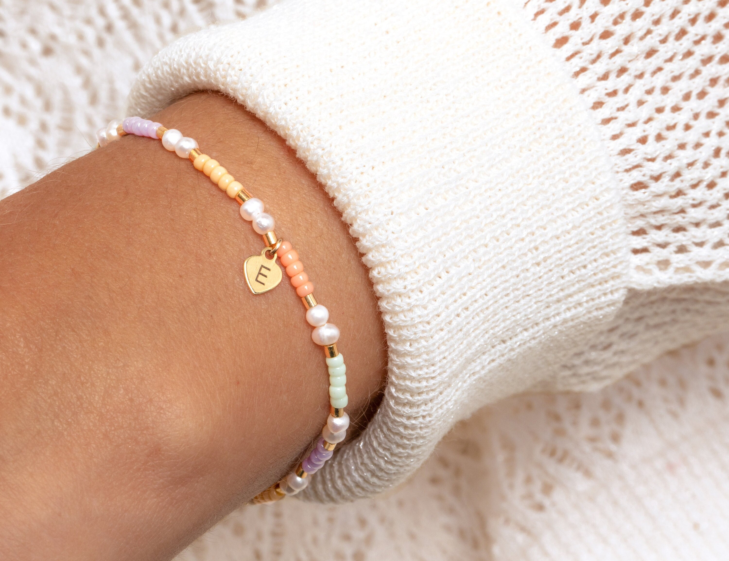 Buntes Perlenarmband personalisiert / Besonderes Geschenk zu Ostern