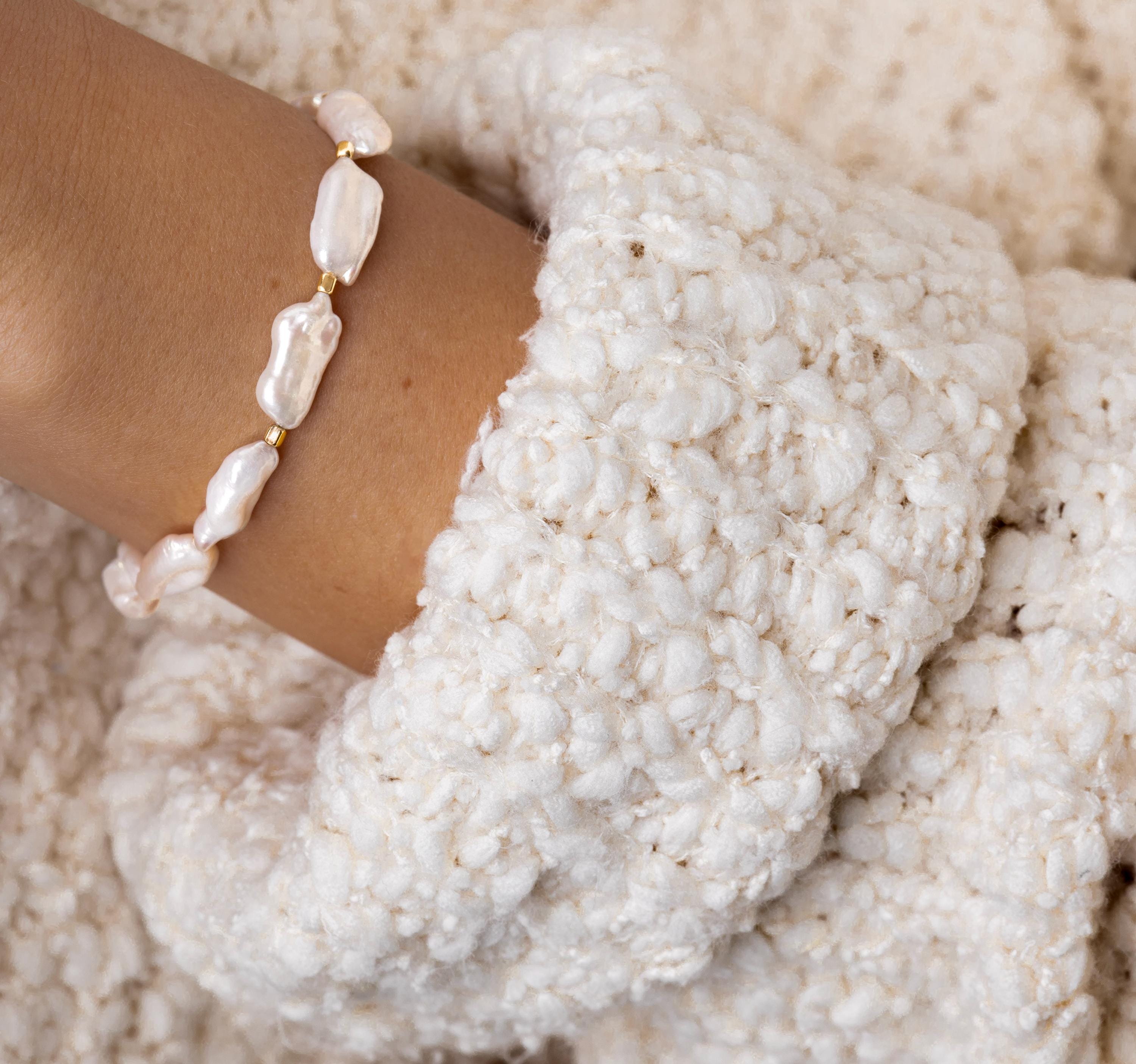 Unregelmäßiges Perlenarmband für Bräute mit optionaler Gravur