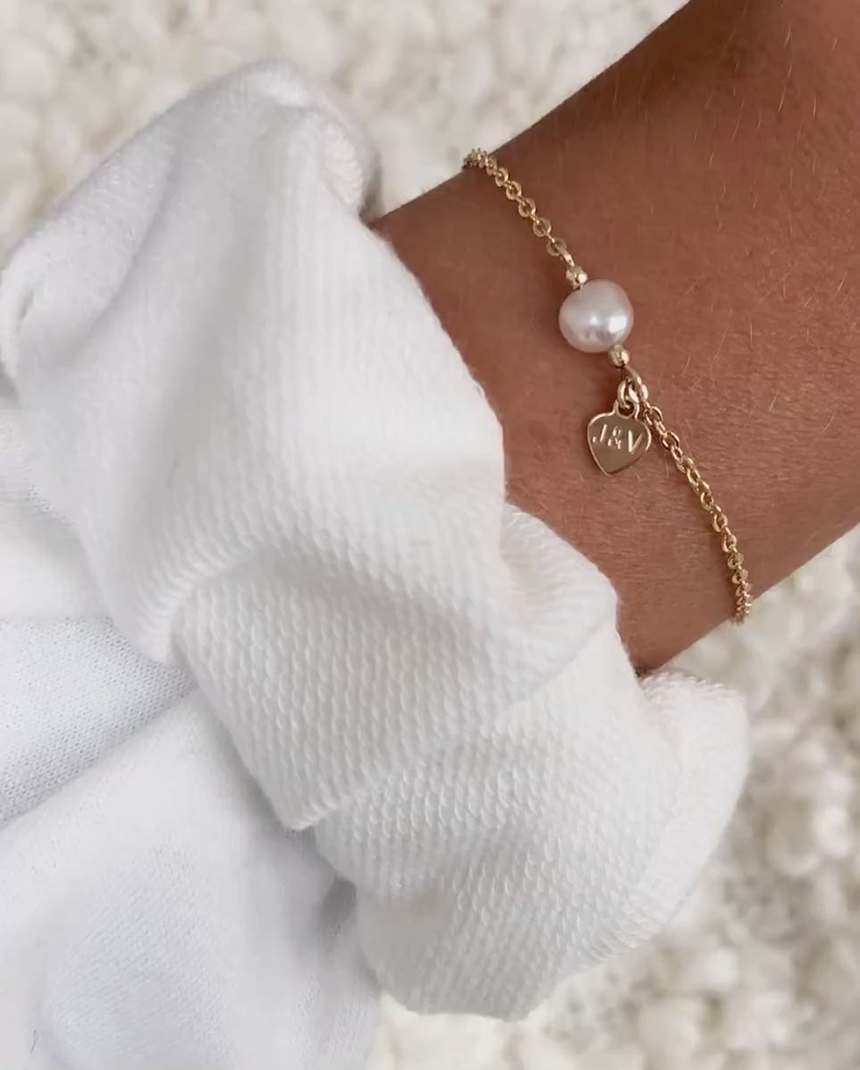 Personalized bridal bracelet with pearl and engravable heart charm | gift maid of honor