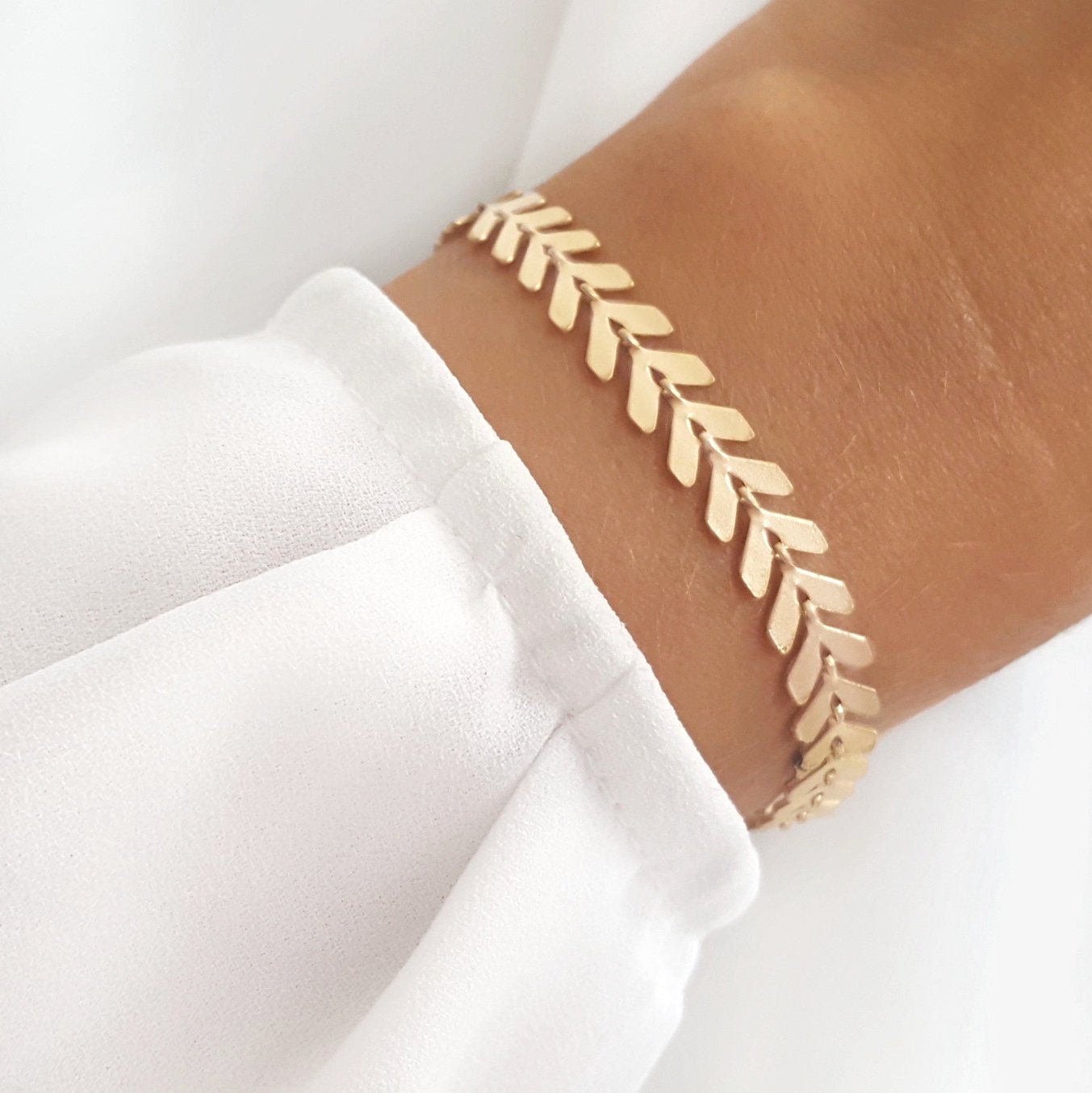 Simple bracelet with chevron pattern gold