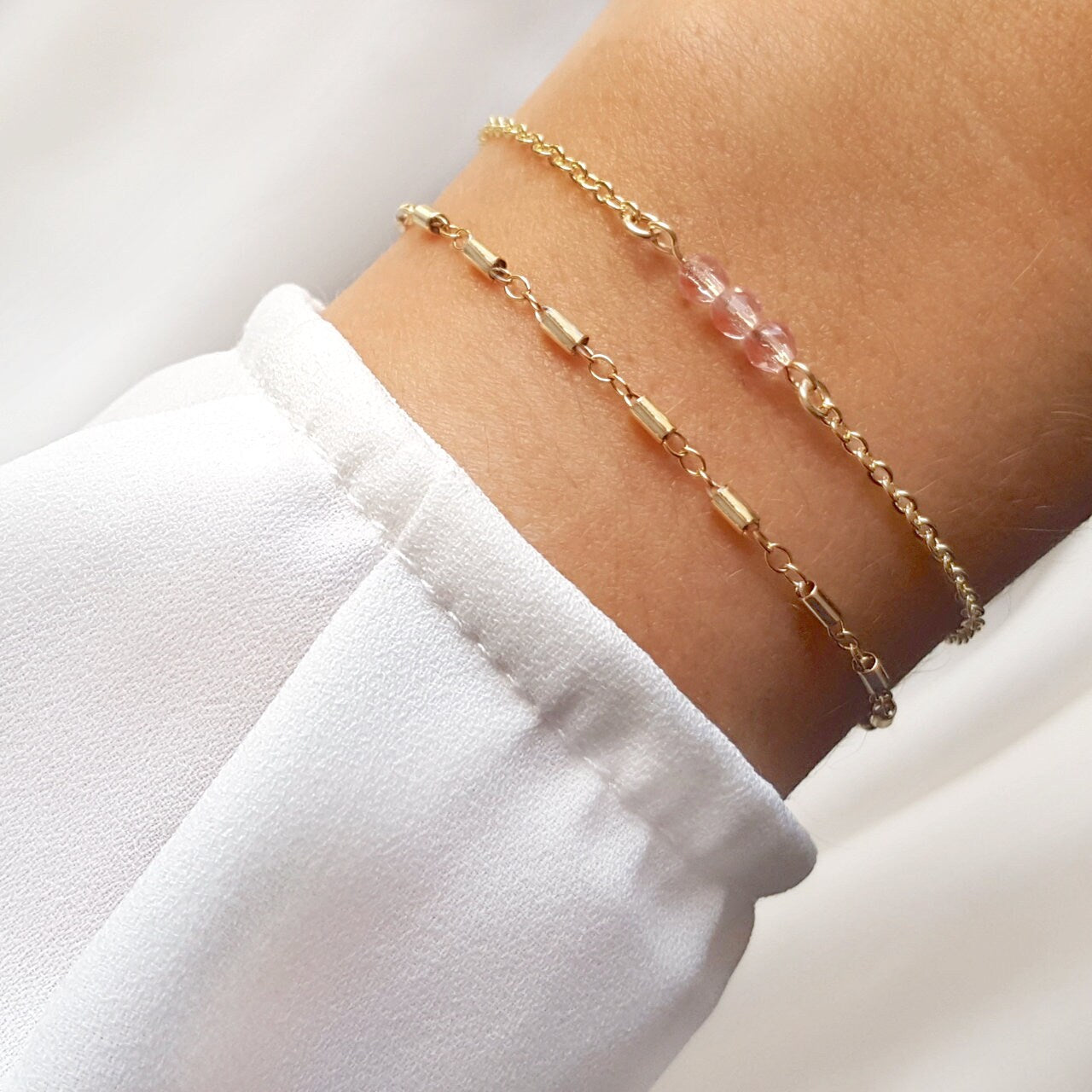 Armband vergoldet mit 3 facettierten rosa Glasperlen