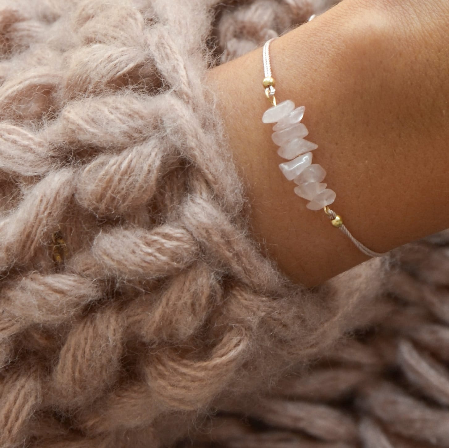Armband mit Rosenquarz Splittern gold