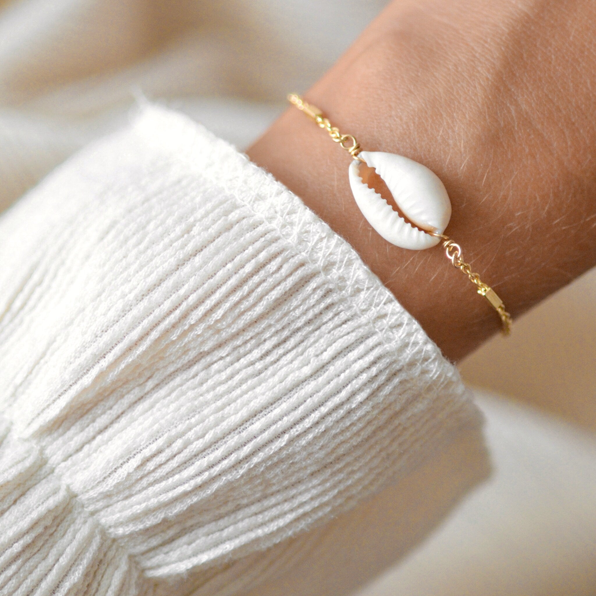 Armband vergoldeter Stiftkette und weißer Kauri Muschel