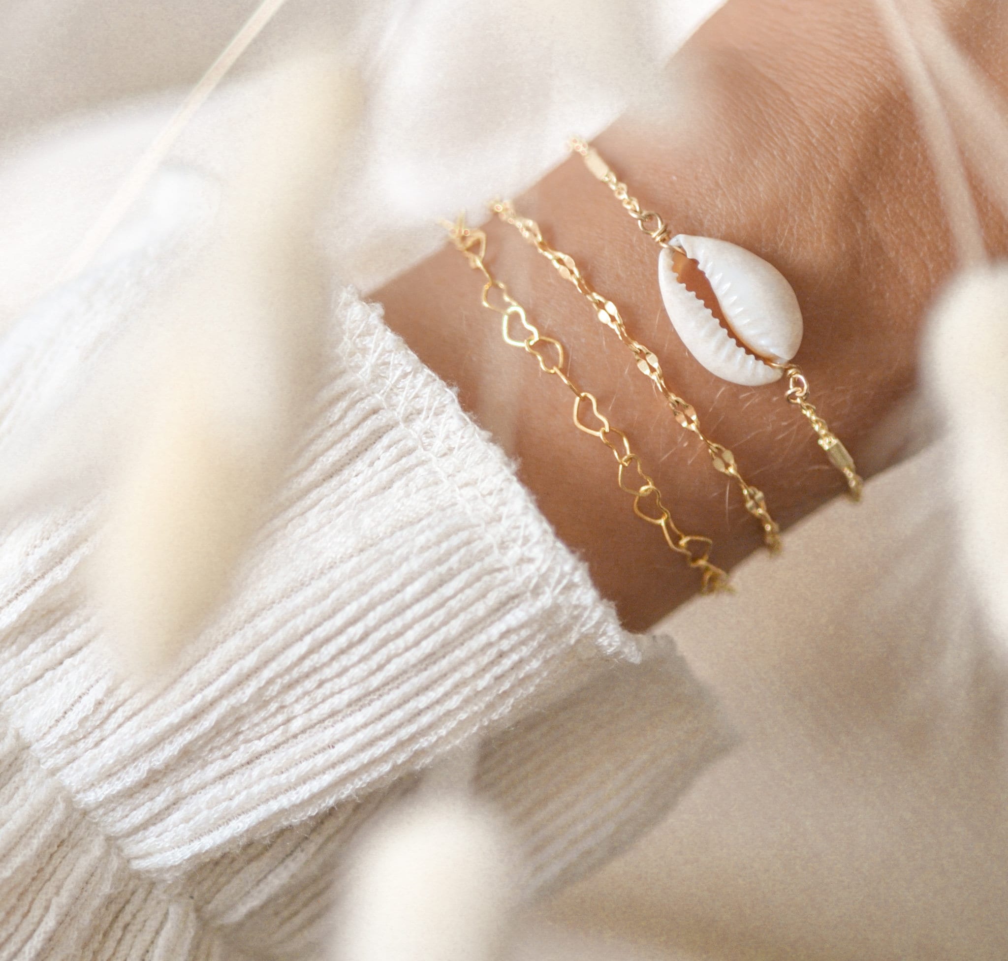 Armband vergoldeter Stiftkette und weißer Kauri Muschel