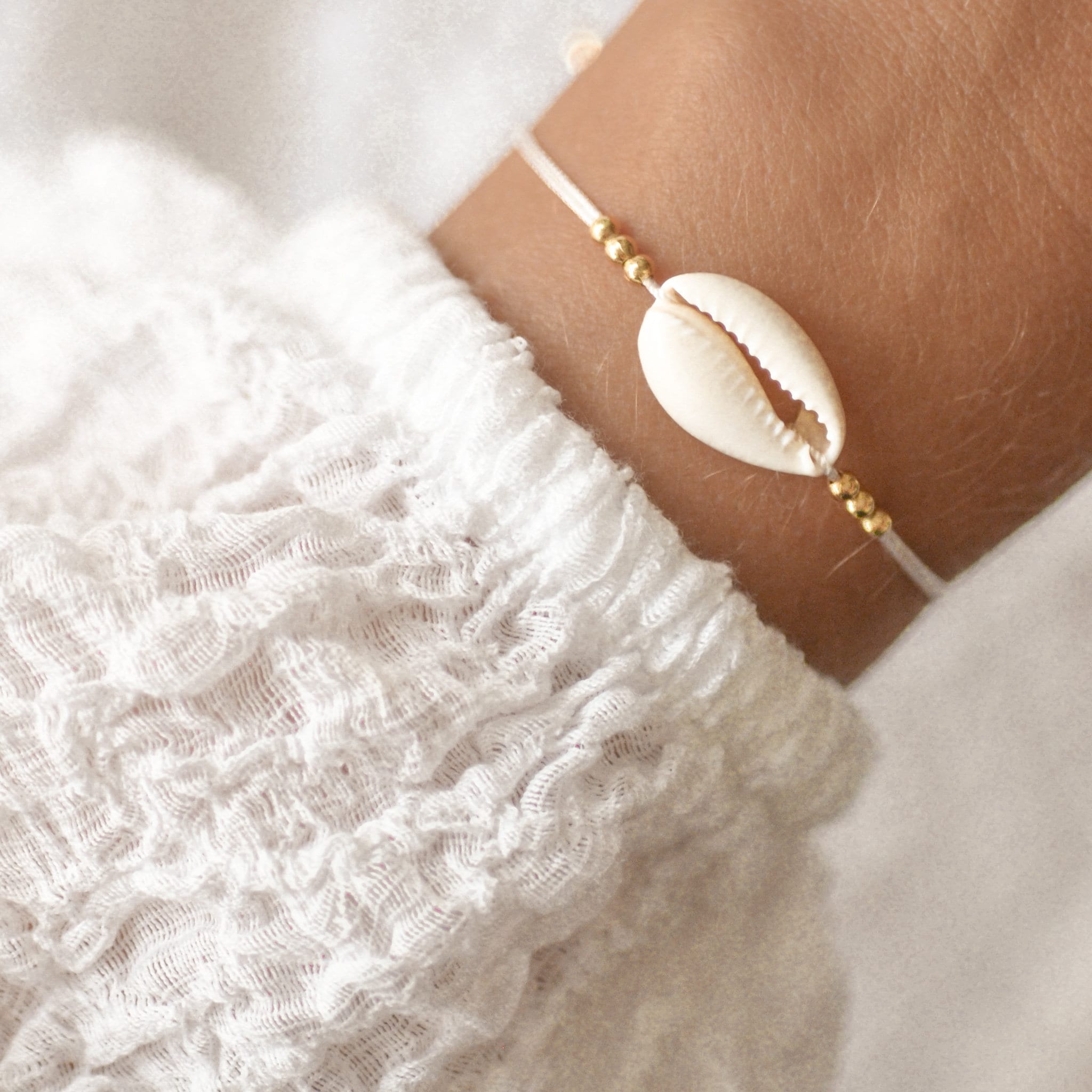 Armband vergoldet mit weißer Kauri Muschel