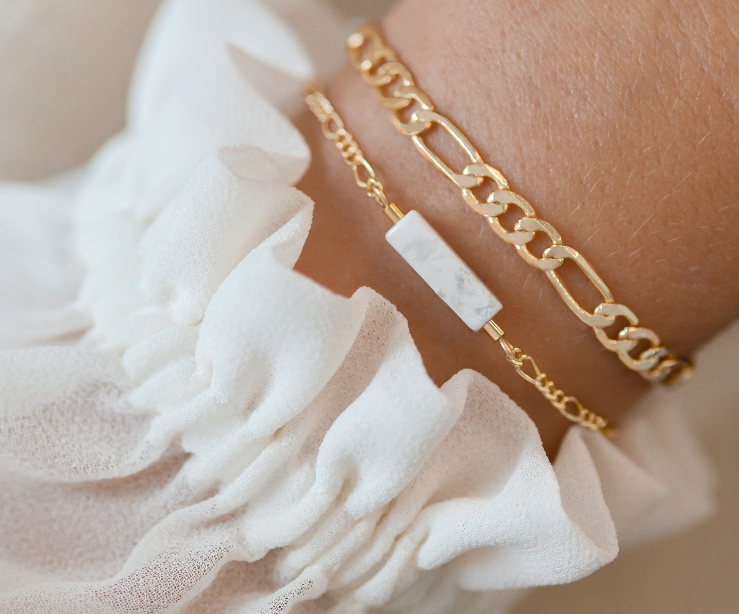 Armband mit Marmorperle, vergoldeter Figarokette und optionaler Personalisierung / Gravur