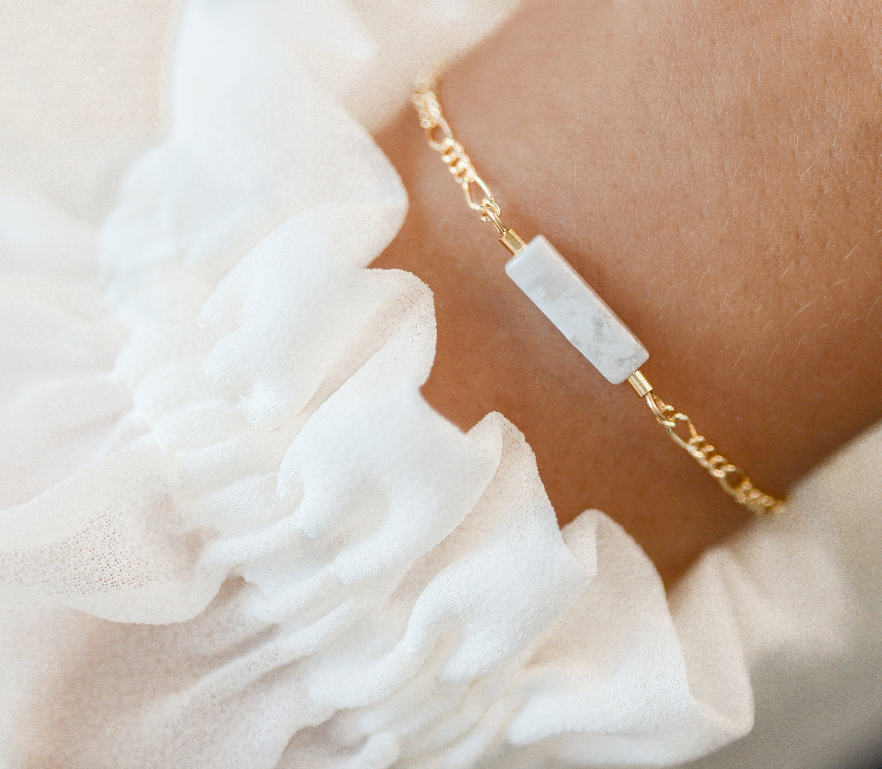 Armband mit Marmorperle, vergoldeter Figarokette und optionaler Personalisierung / Gravur