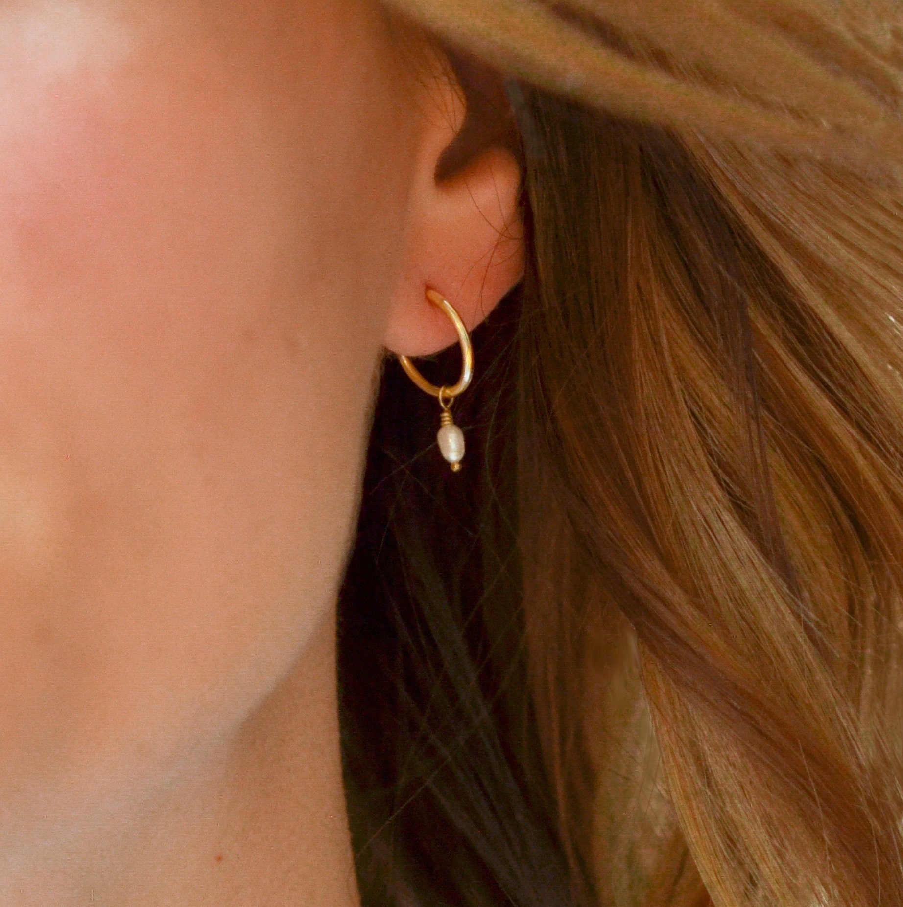 Kleine Creolen gold mit Perlen
