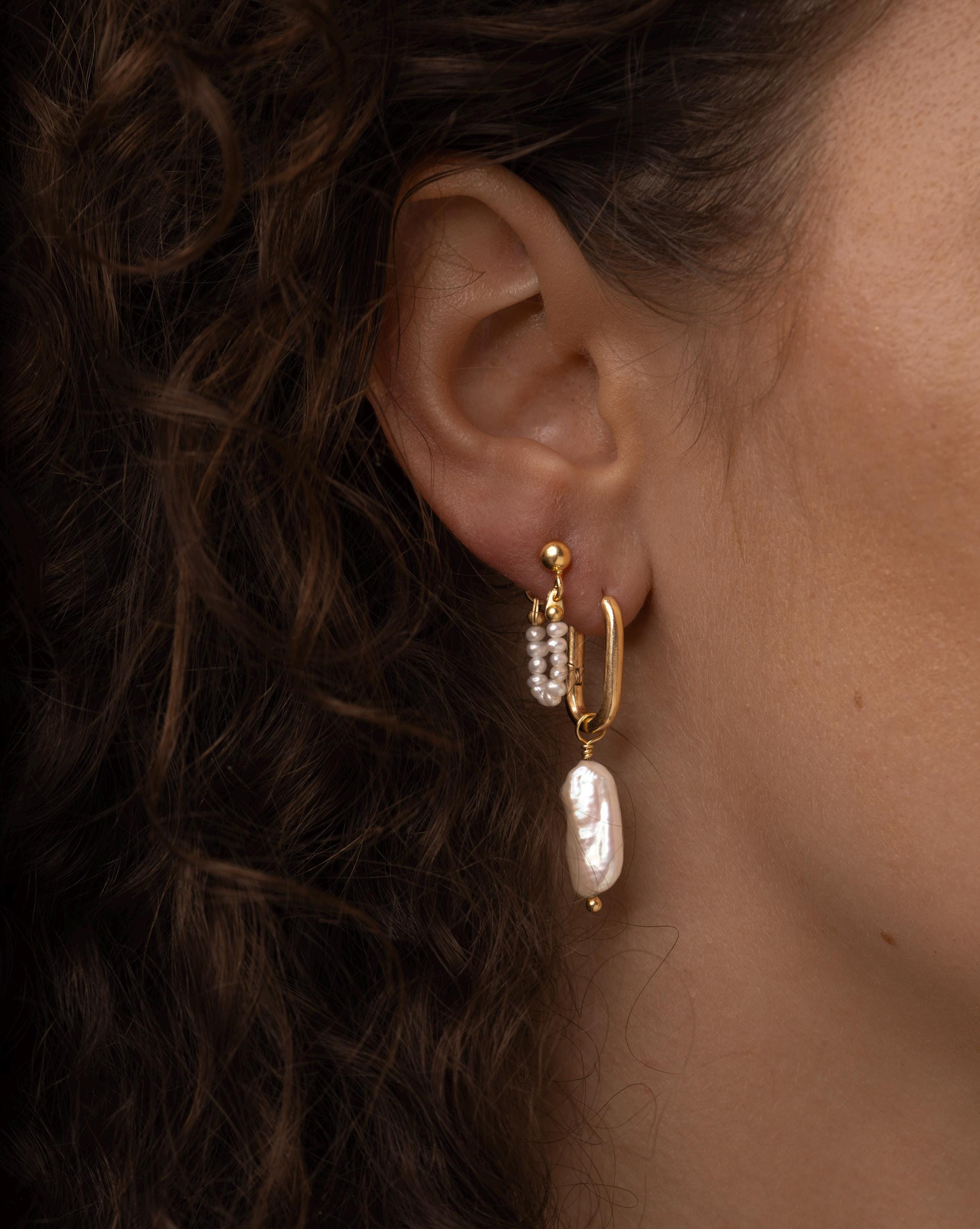 Ovale Creolen gold mit unregelmäßiger Süßwasserperle - Brautohrringe