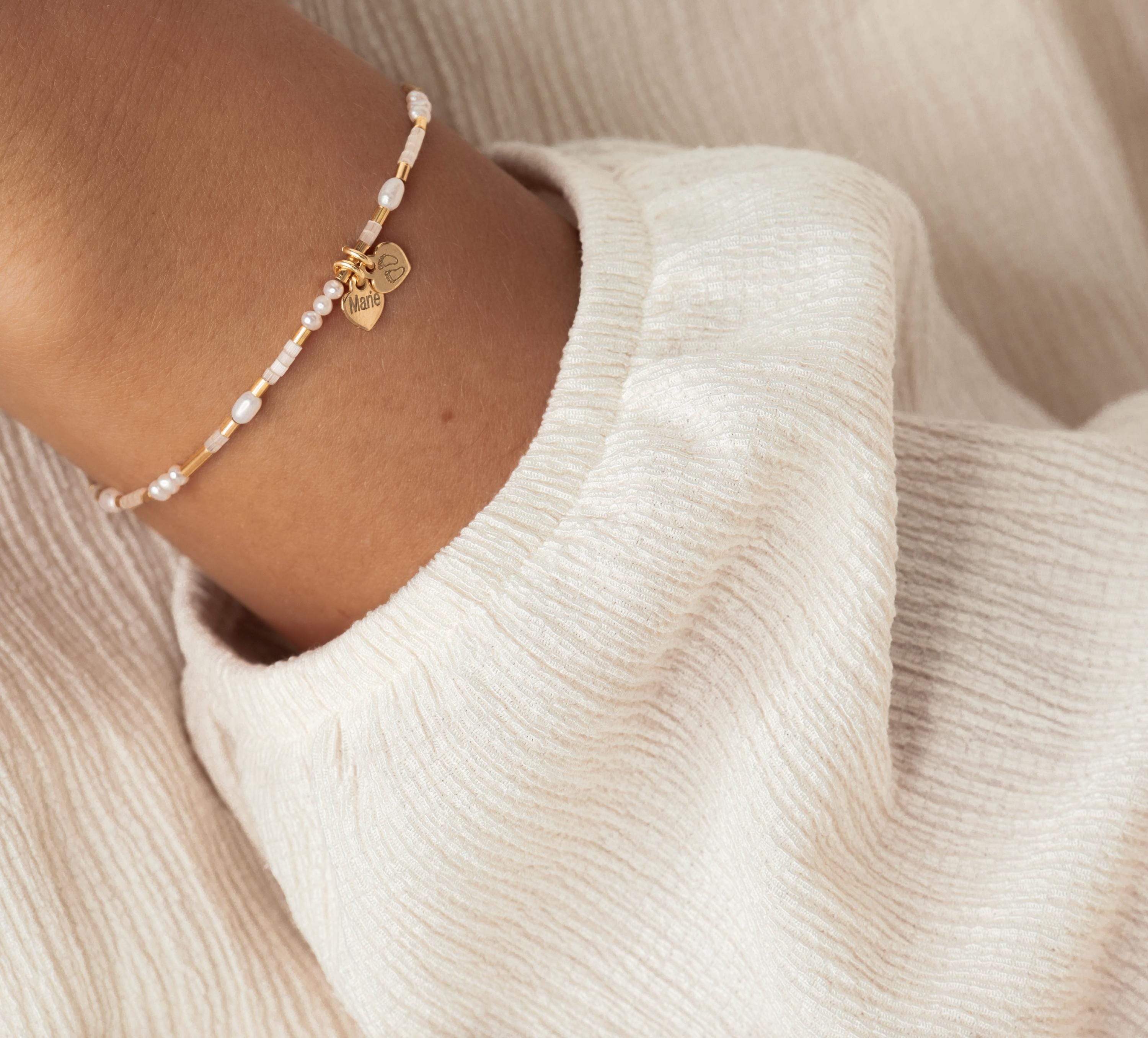 Personalisiertes Perlenarmband mit Gravur – Zartes Süßwasserperlen Armband, Namensarmband, Geschenk für Sie, Minimalistischer Schmuck