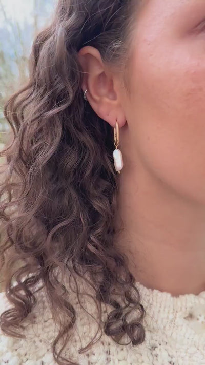 Ovale Creolen gold mit unregelmäßiger Süßwasserperle - Brautohrringe