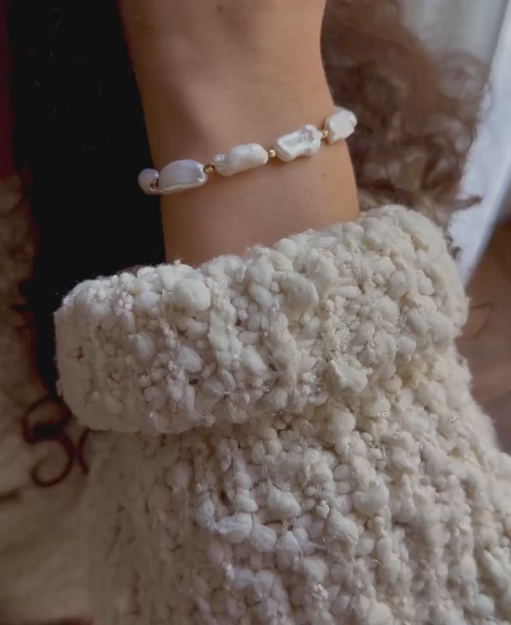 Unregelmäßiges Perlenarmband für Bräute mit optionaler Gravur