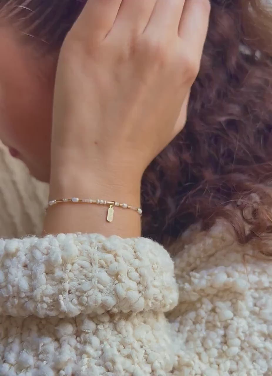 Personalisiertes Perlenarmband mit Gravur – Zartes Süßwasserperlen Armband, Namensarmband, Geschenk für Sie, Minimalistischer Schmuck