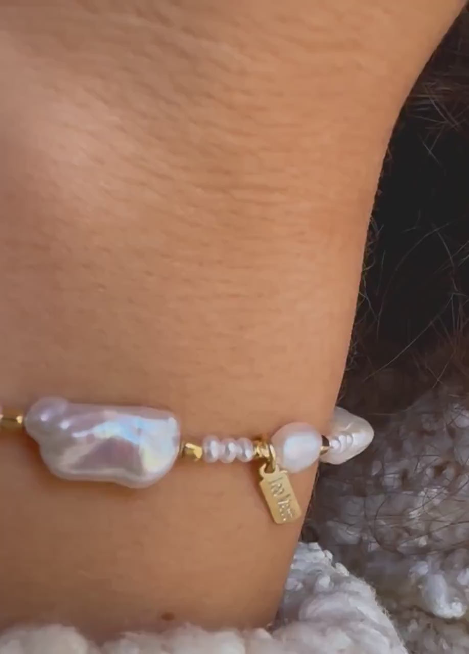 Personalized Freshwater Pearl Bracelet, Handmade and Gold-Plated 925 silver, with Engraved Charm, Bridal & Bridesmaid Jewelry