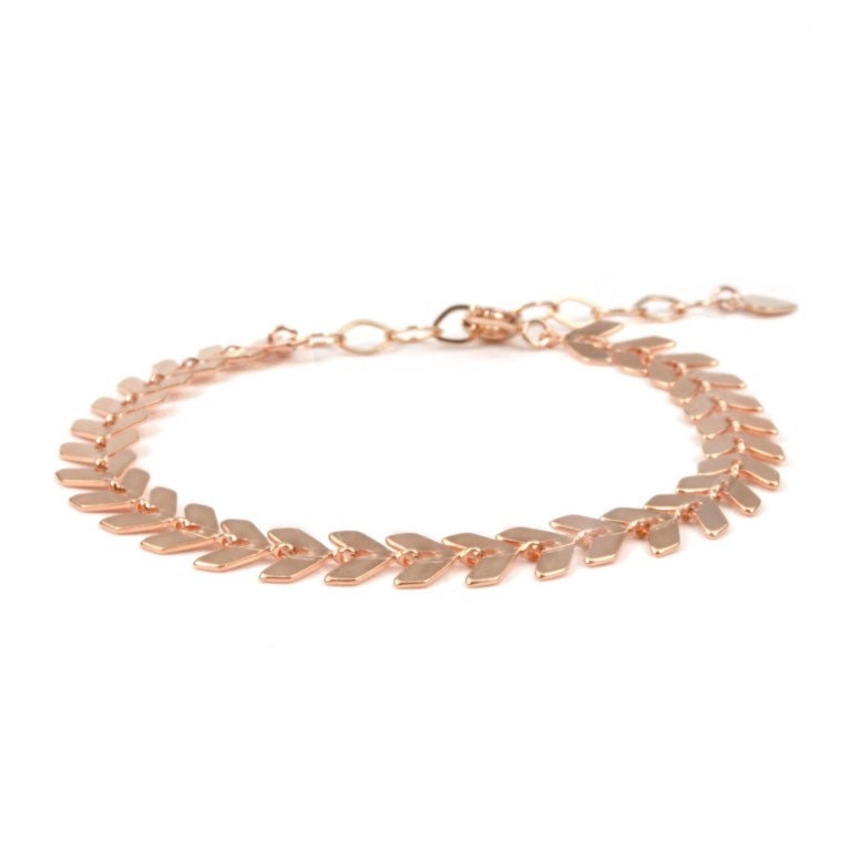 Simple bracelet with chevron pattern gold