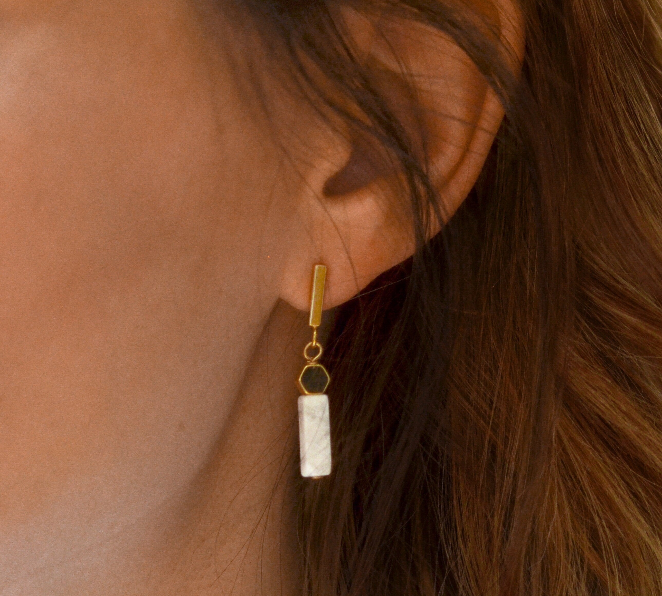 Geometrische Ohrringe gold mit Sechseck und Marmorrechteck