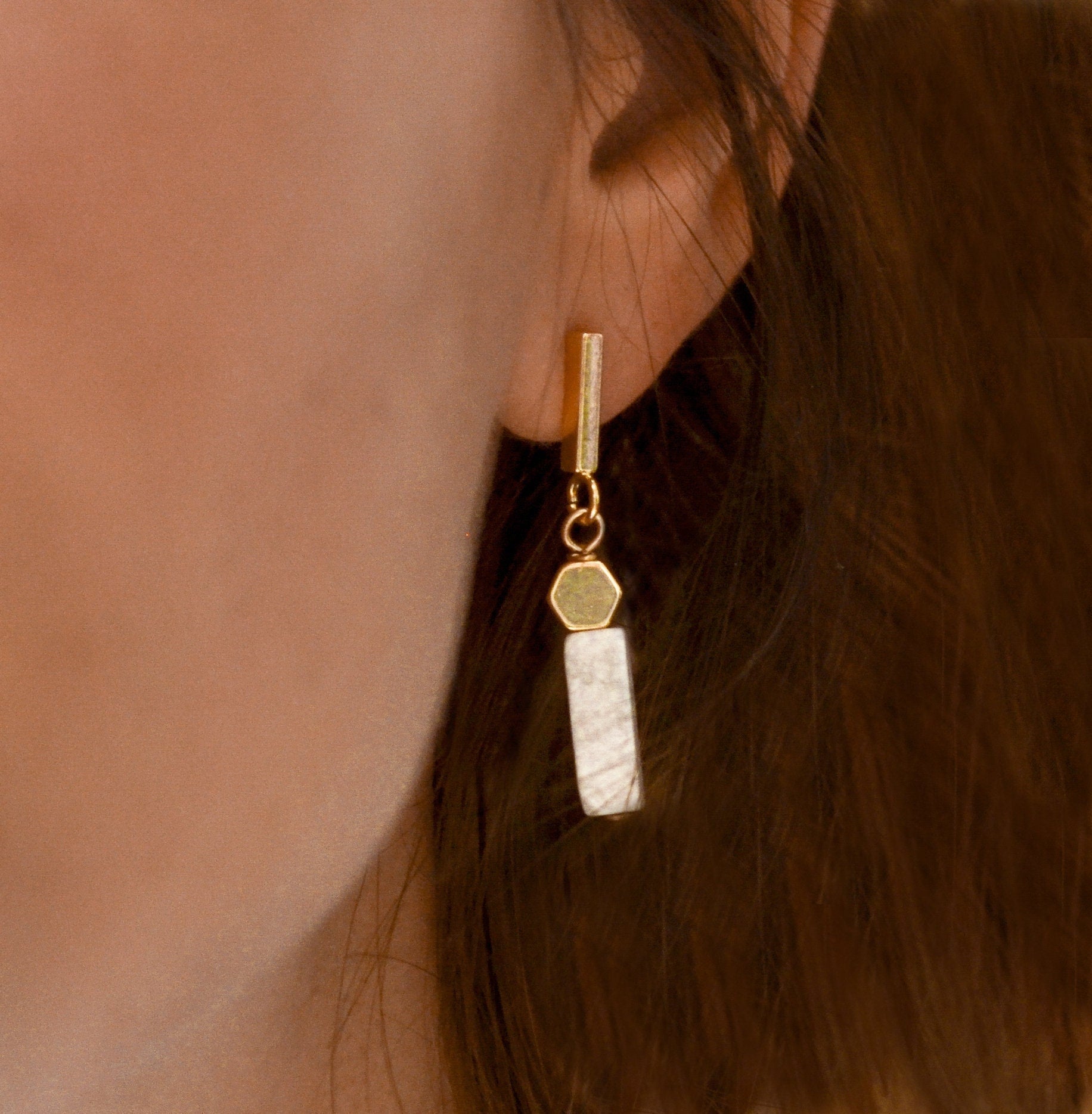 Geometrische Ohrringe gold mit Sechseck und Marmorrechteck