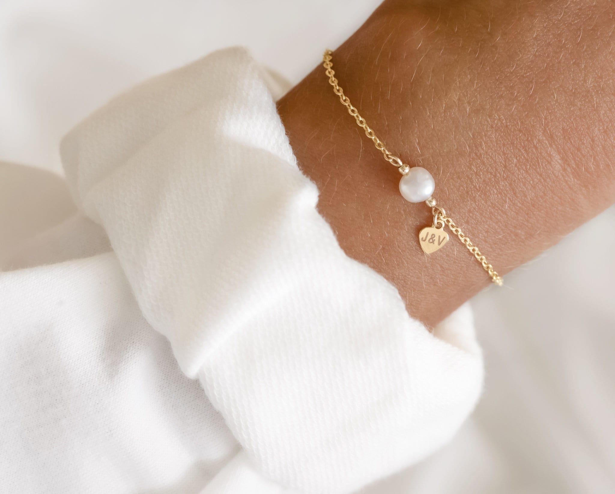Personalized bridal bracelet with pearl and engravable heart charm | gift maid of honor