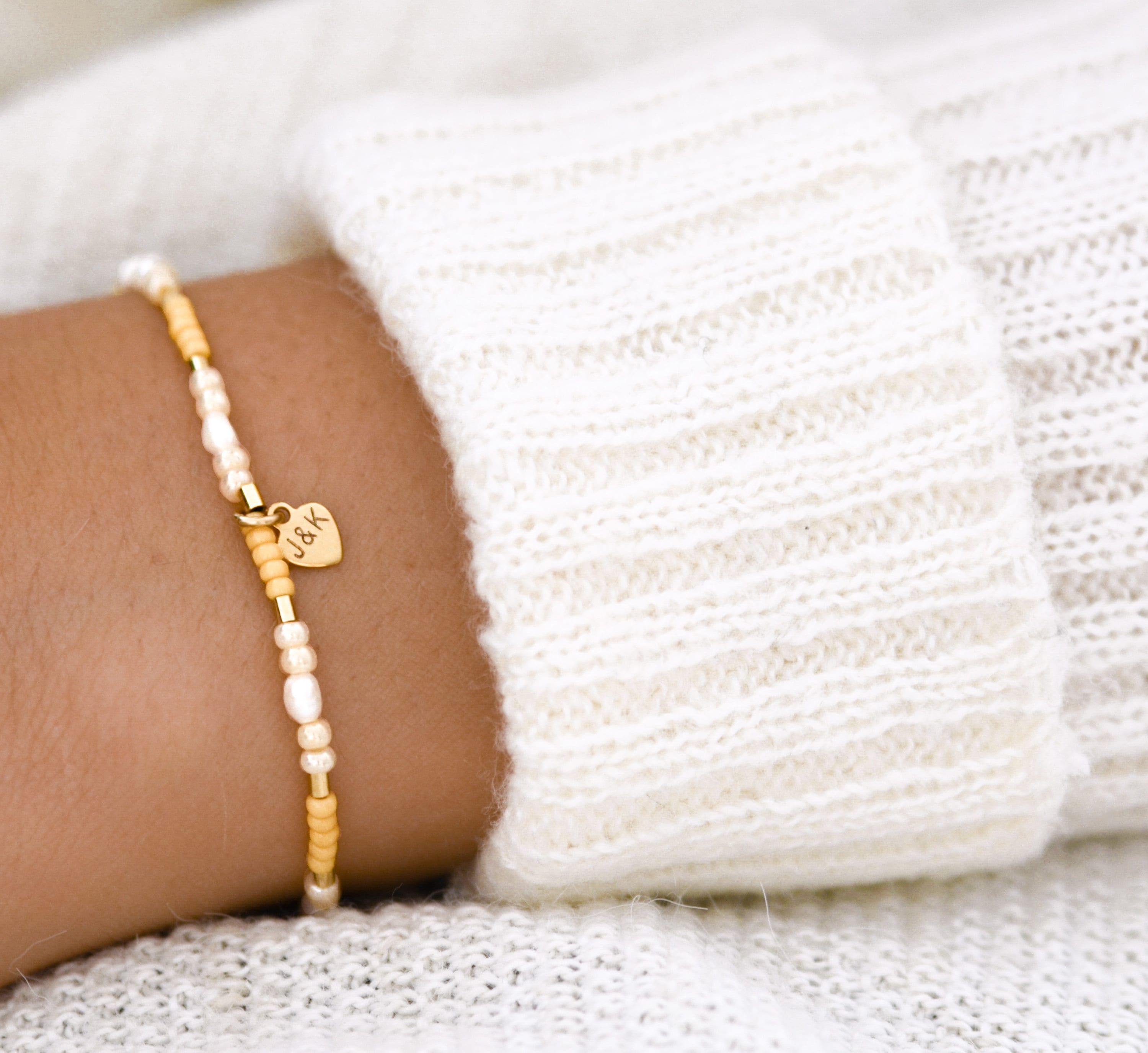 Perlenarmband personalisiert gelb | Geschenk Valentinstag für Freundin | Vevique Jewelry